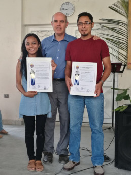 Estudiantes universitarios becados de ACOES con el padre Patricio